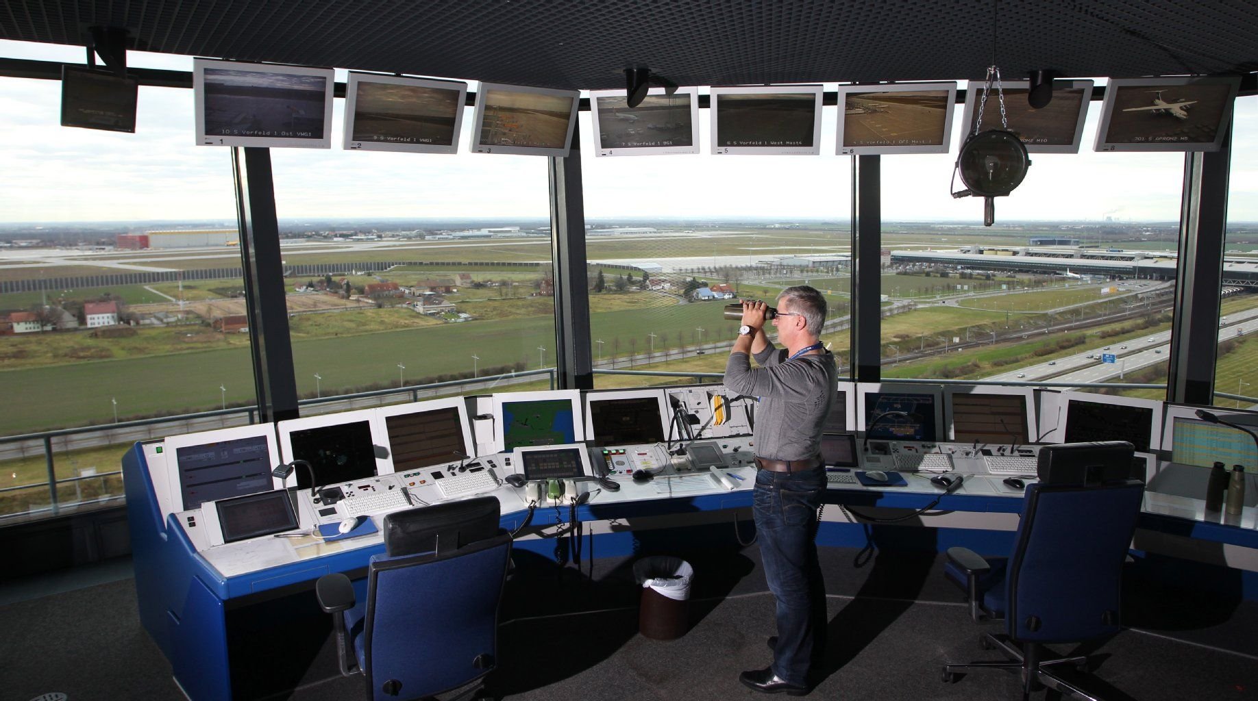 Fluglotse Lutz Dreyer arbeitet in Schkeuditz auf dem Tower des Flughafen Leipzig-Halle.