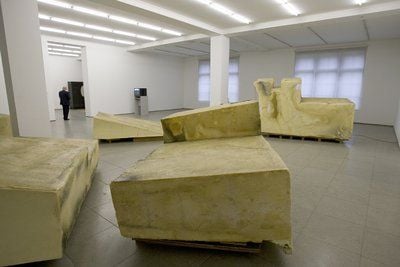 Blick auf die Installation «Unschlitt/Tallow - Wärmeskulptur auf Zeit hin angelegt» in der Ausstellung des Künstlers Joseph Beuys (1921-1986) im Hamburger Bahnhof in der Invalidenstraße 50-51 in Berlin. (Foto: dpa)