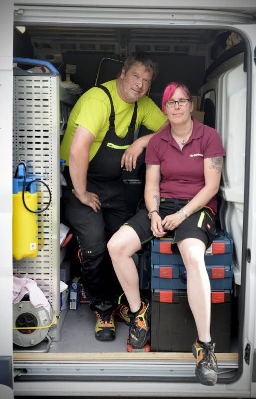 Das Ehepaar in seinem Transporter: Darin haben sie alles verstaut, was es für Tatortreinigungen braucht.