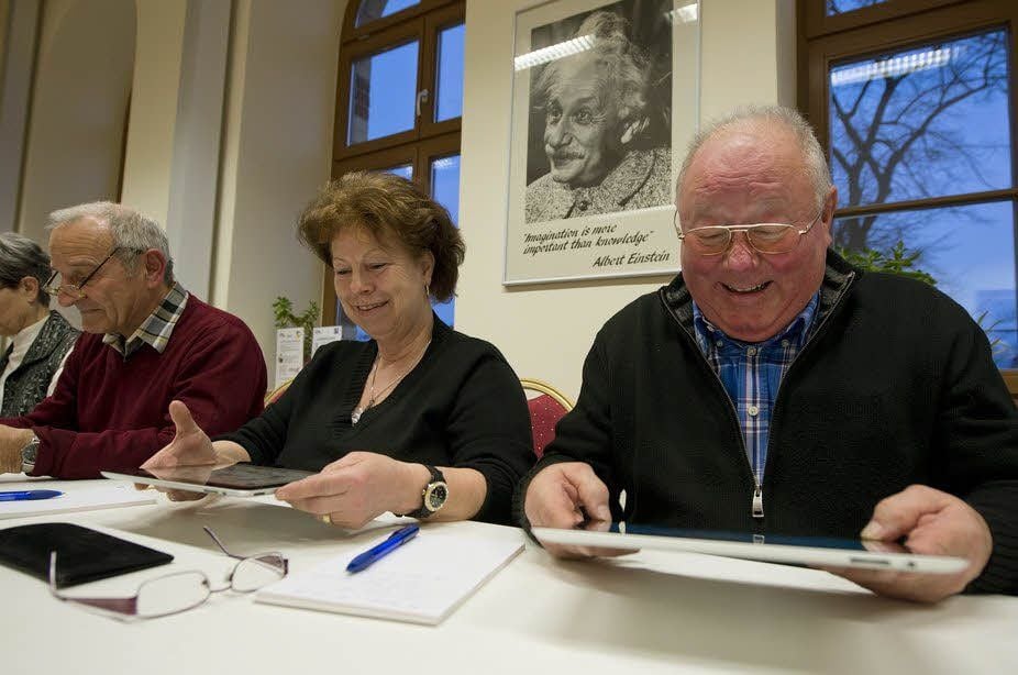 Winfried Köhn, Rosemarie Jacobs und Fred Haller (von rechts) bei den ersten Schritten mit dem „Ding“.