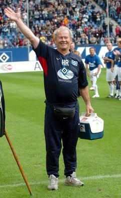 HSV-Masseur Hermann Rieger winkt bei seinem Abschiedsspiel den Fans in Hamburg zu. (Foto: dpa)