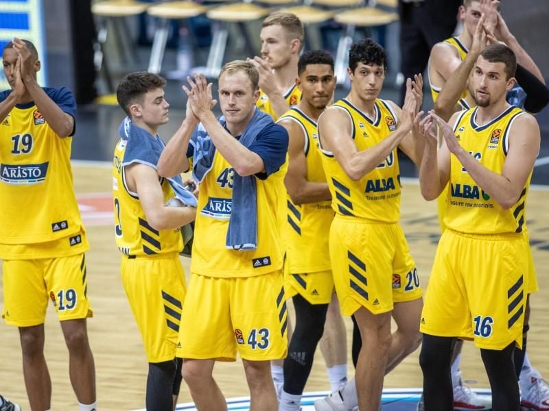 Die Spieler von Alba Berlin haben ihren ersten Sieg in Moskau geholt. Foto: Andreas Gora/dpa