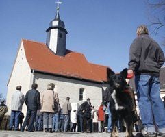 Nach rund viereinhalbmonatiger Sanierung wurde die nach Borna umgesetzte Heuersdorfer Emmauskirche mit einer Andacht geweiht. (Foto: ddp)