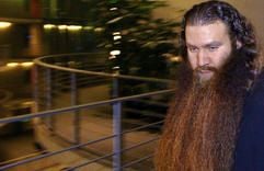 Der ehemalige Guantanamo-Häftling Murat Kurnaz geht am Mittwoch (17. Januar) in Berlin nach einer Pause in den Verteidigungsausschusses des Bundestages. (Foto: dpa)