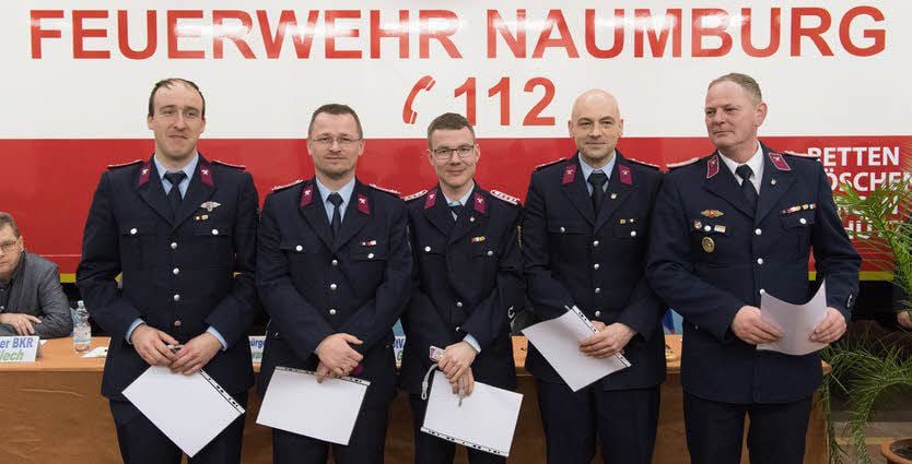 Freuen sich über ihre Beförderungen: Christian Knauf (von links), Denis Fellenberg, Maik Zeugner, David Abram und René Garcarek.