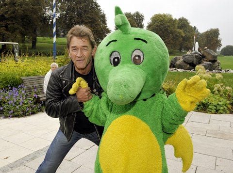 Peter Maffay und Drachenfigur Tabaluga (FOTO: DPA)