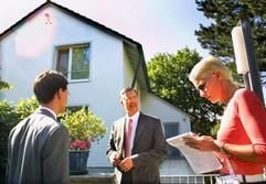 Der baden-württembergische Ex-Wirtschaftsminister Walter Döring (M., FDP) unterhält sich am Mittwoch (28. Juli 2004) vor seinem Haus in Schwäbisch-Hall mit Journalisten. Zuvor hatte die Staatsanwaltschaft eine Hausdurchsuchung vorgenommen. Der Landtag hatte zuvor dafür die Genehmigung gegeben. (Foto: dpa)