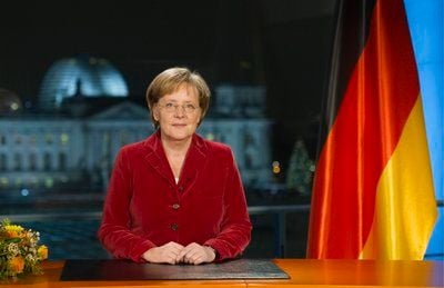 Bundeskanzlerin Angela Merkel (CDU) posiert im Bundeskanzleramt in Berlin nach der Aufzeichnung ihrer Neujahrsansprache vor einem Fenster mit Blick auf den Reichstag. (FOTO: DDP)
