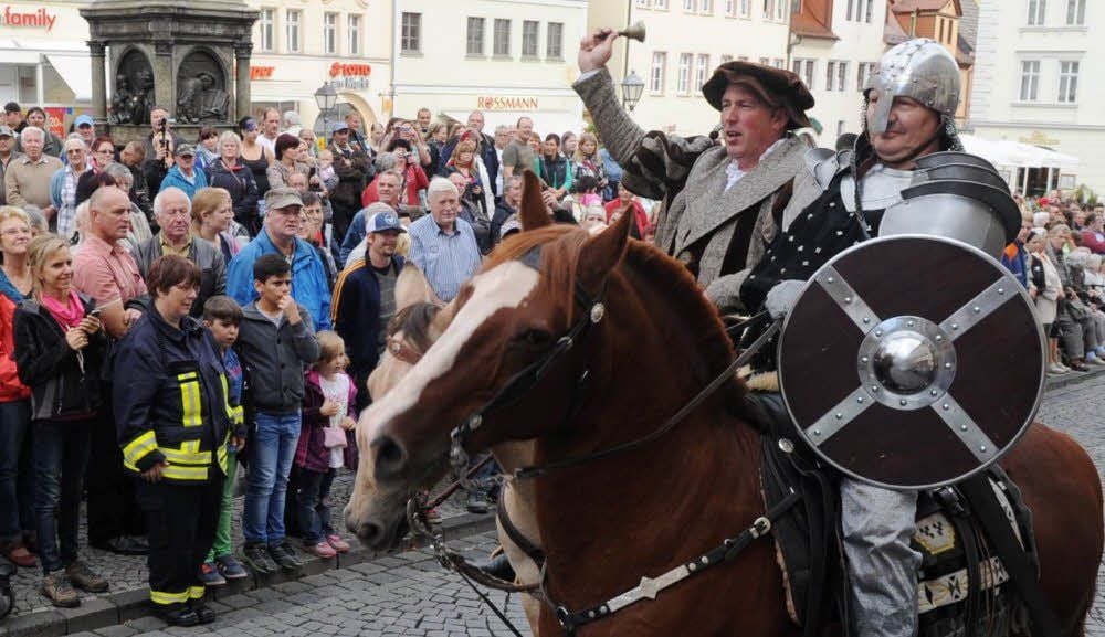 Der Festumzug zieht am Freitagnachmittag durch Eisleben.