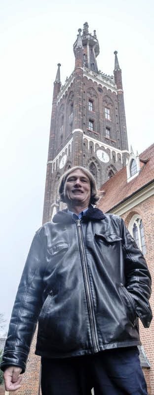 Pfarrer Torsten Neumann, hier vor dem Bibelturm, ist geschäftsführend für die Anhaltische Bibelgesellschaft tätig.