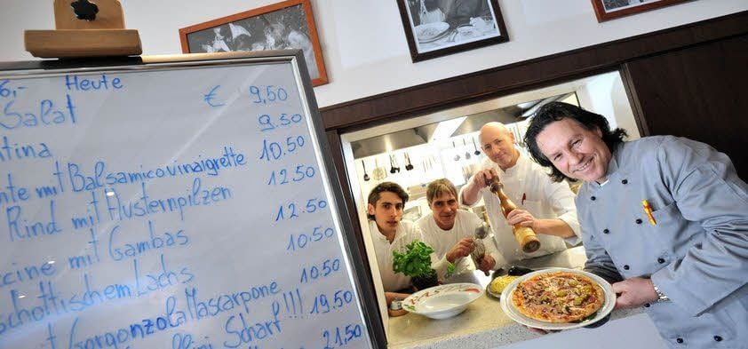 Dino Miscera (r.) mit seinem Team im „Italia Uno“ in Sandersdorf.