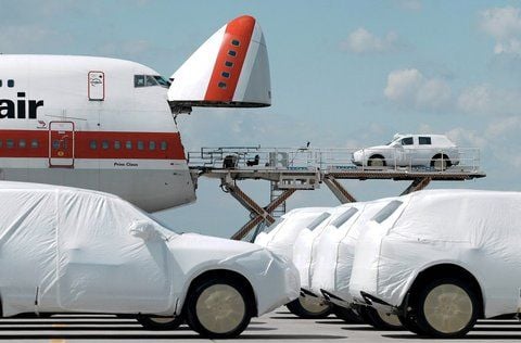 In Schutzfolie gehüllter fabrikneue Gelände-Sportwagen Porsche Cayenne werden auf dem Flughafen Leipzig-Halle in eine Böing 747-Frachtmaschine verladen. (ARCHIVFOTO: DAPD)