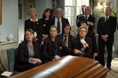 In dem neuen Kinofilm «Sterben für Anfänger» sitzt die Trauergemeinde vor einem Sarg (undatierte Filmszene). (Foto: dpa)