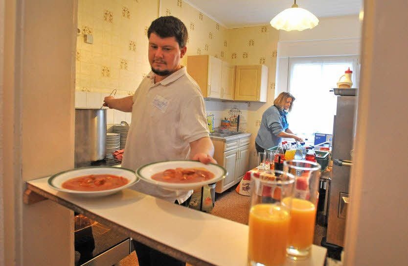 Hier bedient der Chef noch selbst. Nico Eisenmann bei der Essenausgabe