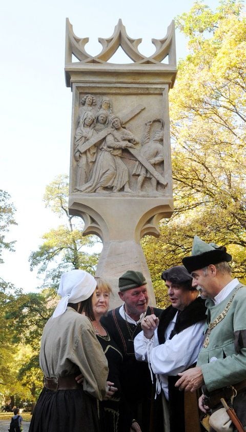 Am Freitagmittag ist die Betsäule am Universitätsring nach der Sanierung offiziell übergeben worden. (FOTO: BAUER)