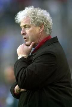 Klaus Toppmöller muss mit seiner Mannschaft in der Bundesliga wieder Punkten. Sicherheit dafür soll ein Sieg im Pokal geben.
