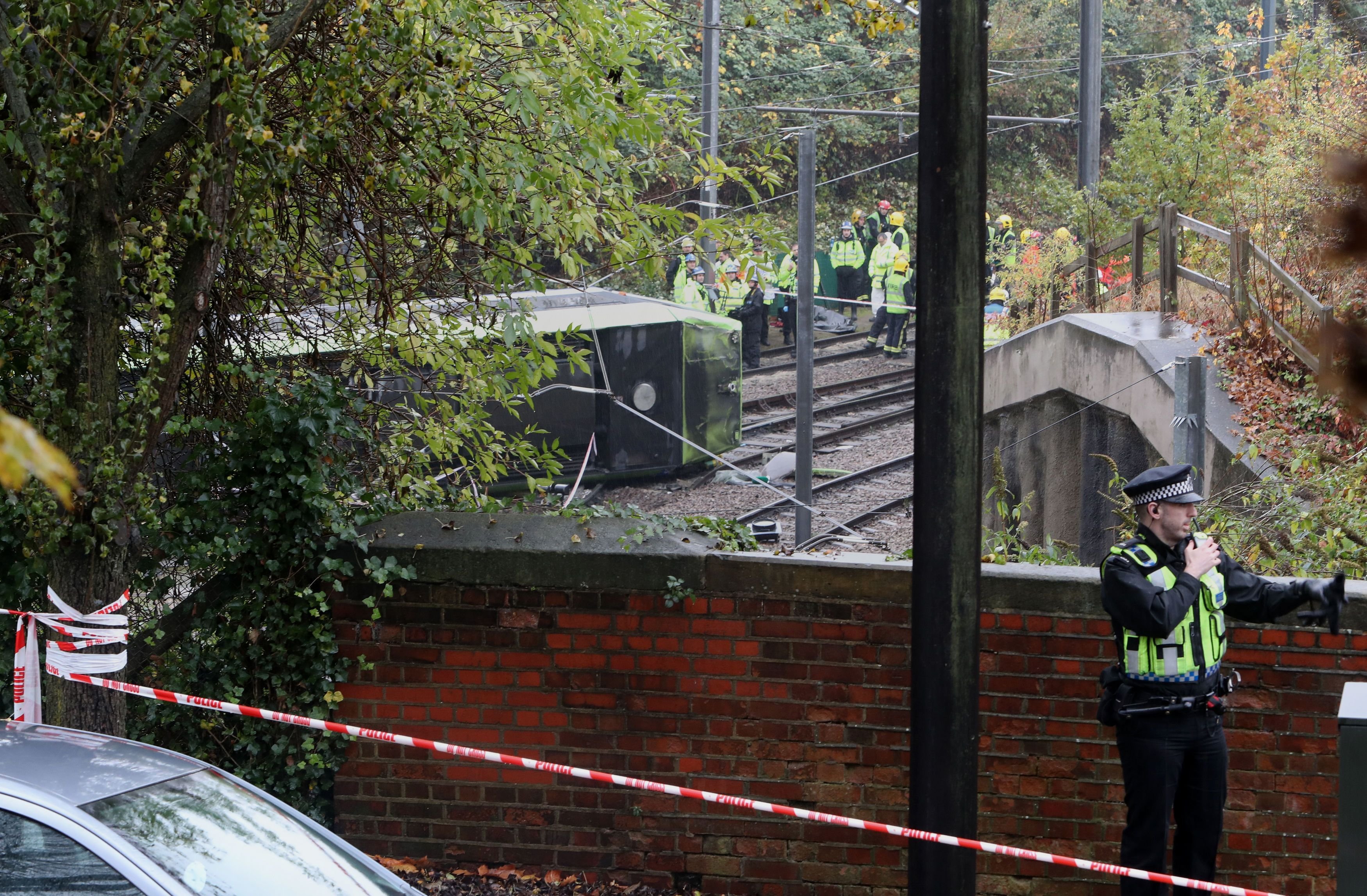 Rettungskräfte am Unfallort im Süden Londons: Mindestens eine Person starb bei der Entgleisung einer Straßenbahn.