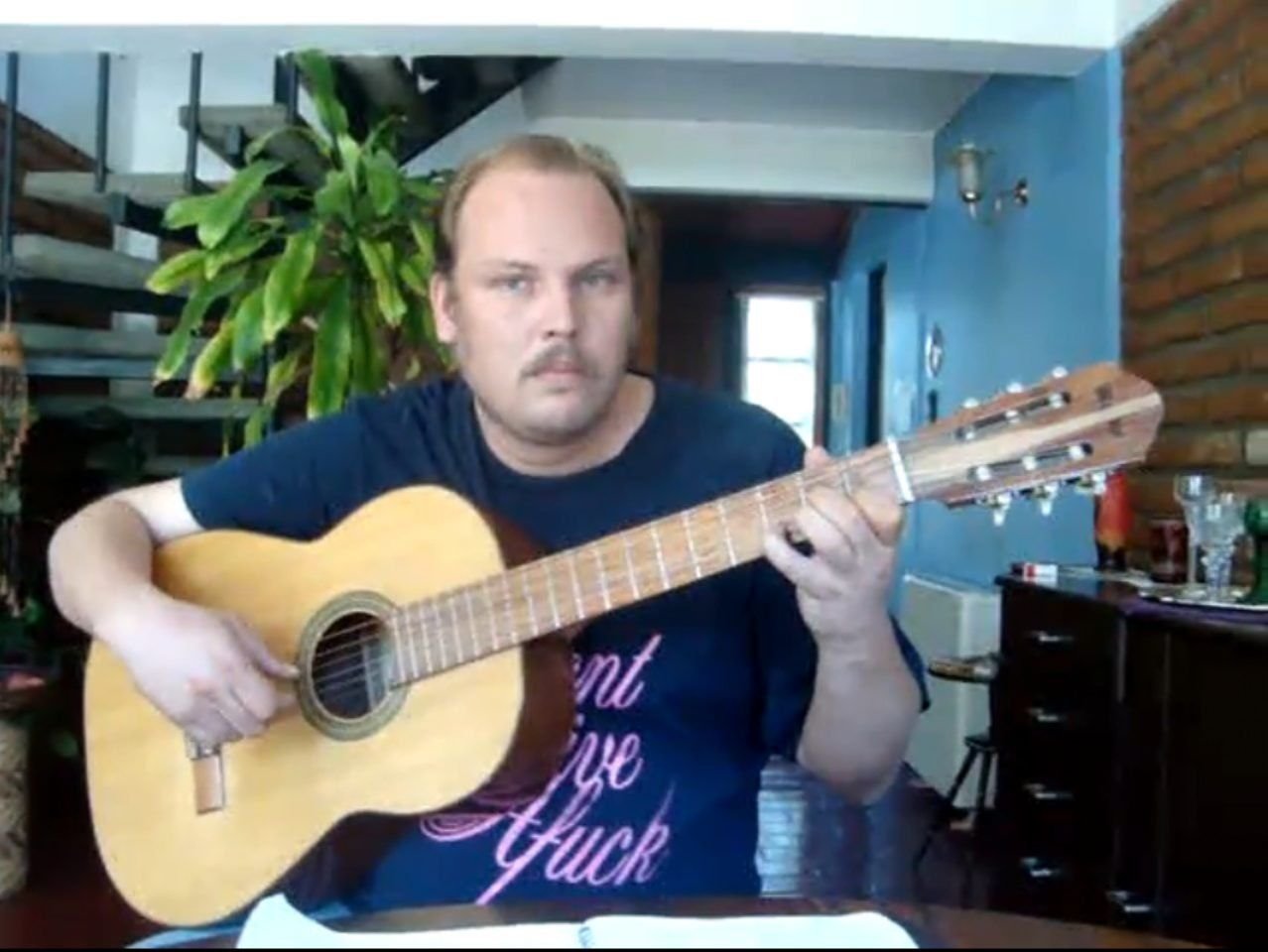 Honecker-Enkel Roberto Yañez spielt traurige Lieder auf seiner Gitarre.