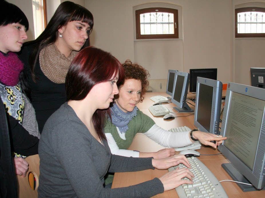 Janine Wackerhagen, Andrea Liebau, Alisa Beloussov und Andrea Klinger (von links)) arbeiten am Projekt. Sie gehören zur Klasse SP 2010 A im dritten Lehrjahr.