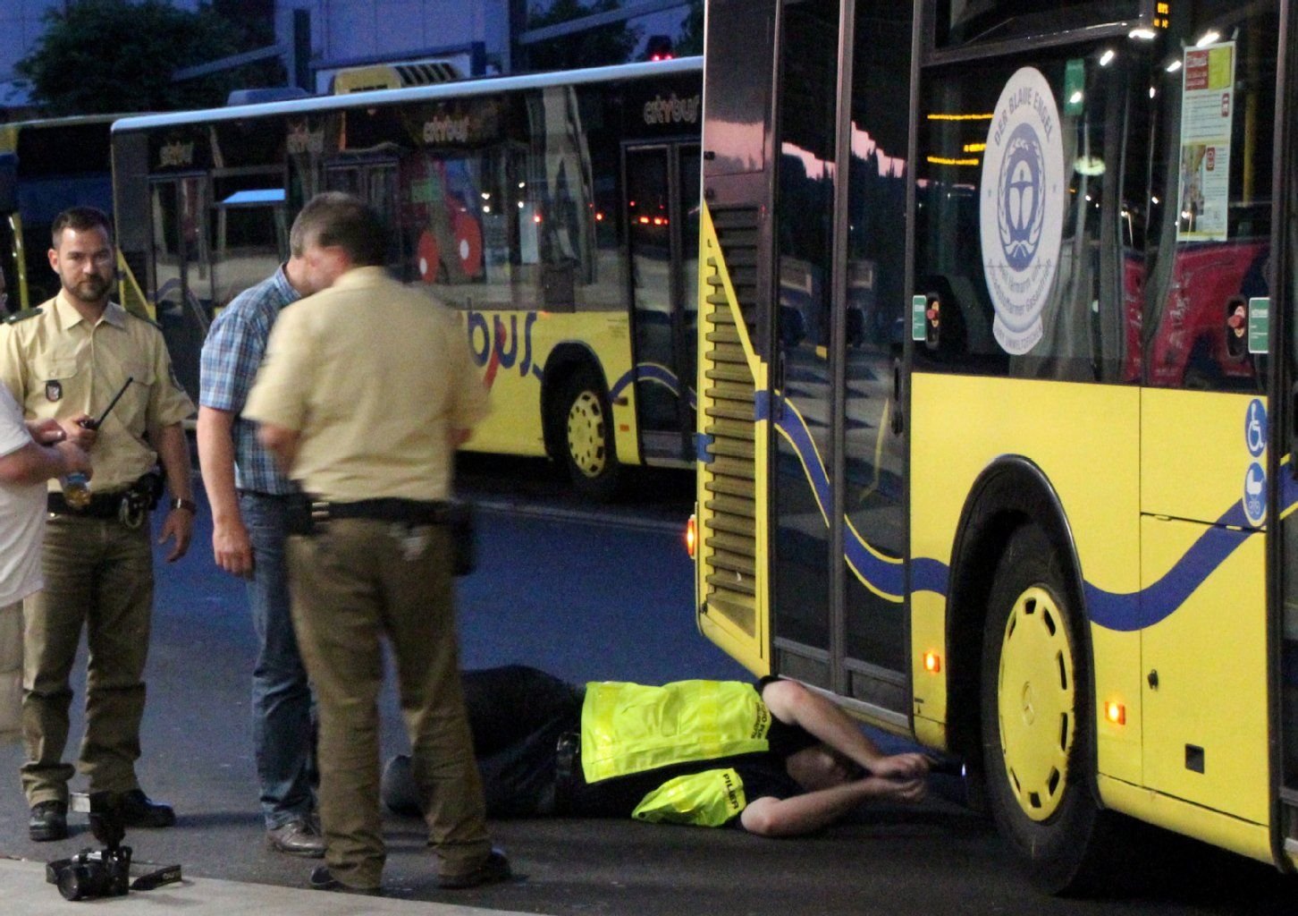 Polizisten stehen im Busbahnhof in Amberg. Ein einjähriges Mädchen wurde dort von dem Bus überfahren und war sofort tot.