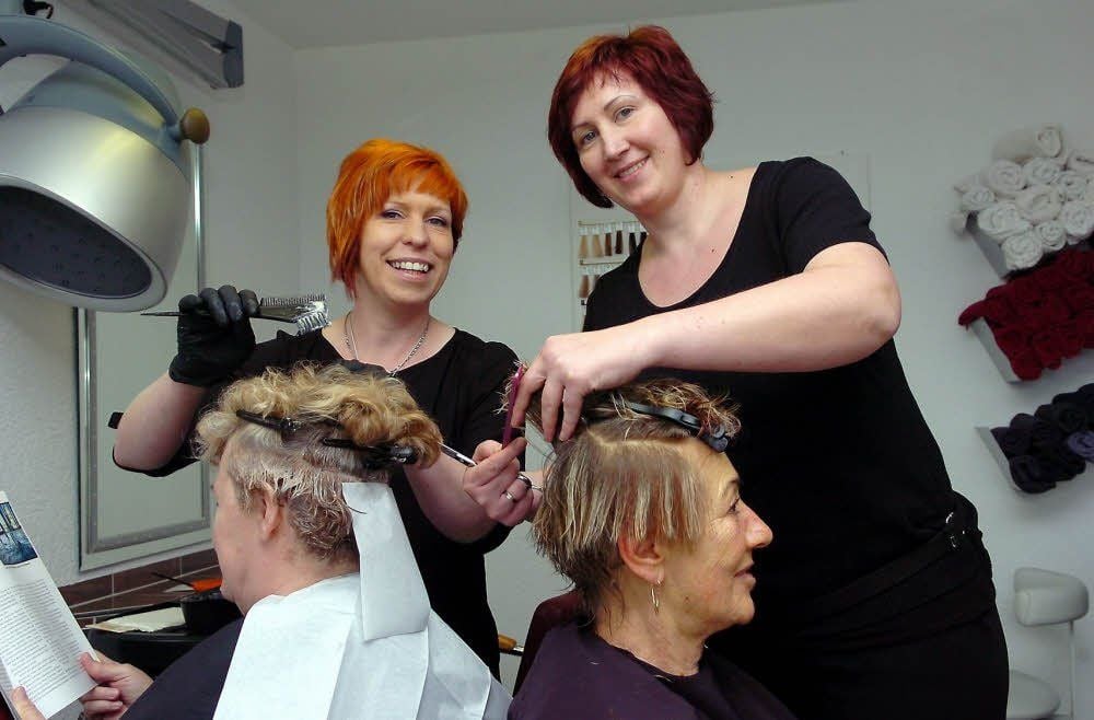 Die Friseurmeisterin Anja Rollow (rechts) führt in Reuden ein Friseurgeschäft. Sie und ihre Mitarbeiterin Diana Lange freuen sich darüber, dass Mindestlohn in ihrem Beruf Einzug hält.