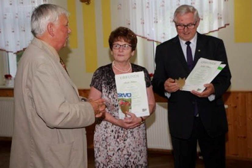 Beate und Walter Bittner werden durch Friedhard Weber von der Landesverkehrswacht für 50 Jahre unfallfreies Fahren geehrt.