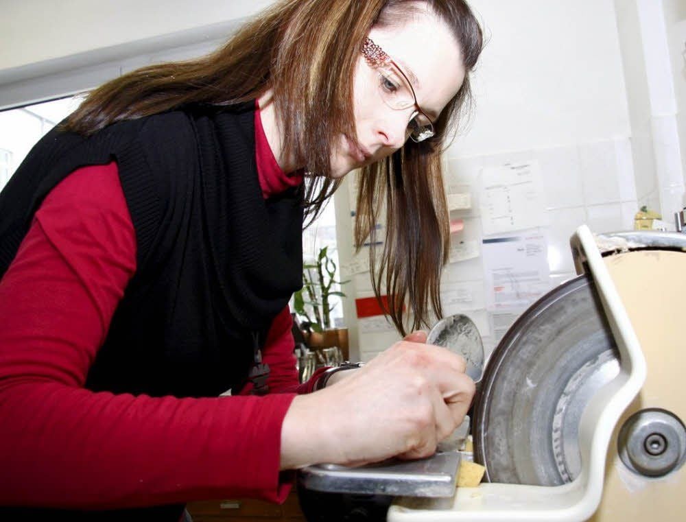 Jana Mentzel schleift Brillengläser. Das ist noch Handarbeit.