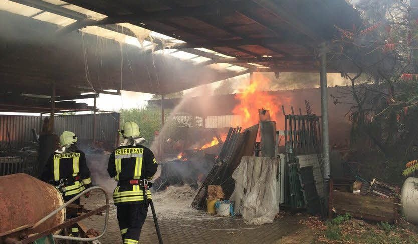 Flammen schlagen durchs Dach des Schuppens in Langendorf, beißender Rauch zieht durch das angrenzende Wohngebiet.