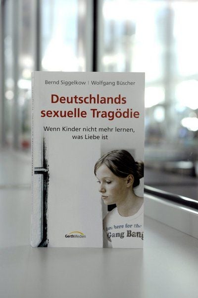Das Buch «Deutschlands sexuelle Tragödie» der Autoren Wolfgang Büscher und Bernd Siggelkow. (Foto: dpa)