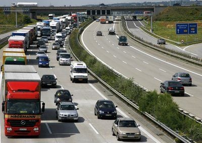 Blick auf einen Fahrzeug-Stau auf der Autobahn A 2 bei Barleben (Landkreis Börde) in Fahrtrichtung Berlin. (FOTO: DPA)