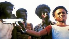 Der brutale Gangsterboss Ze Pequeno, genannt "Locke" (2.v.r., Leandro Firmino da Hora), zwingt im neuen Kinofilm "City of God" ein Mitglied einer Kindergang, auf einen Freund zu schießen (Szenenfoto). Der skrupellose Ze Pequeno wächst unter dem Namen Dadinho gemeinsam mit dem schüchternen Buscape in einer Armensiedlung von Rio de Janeiro auf. Schon früh werden die Kinder mit Kriminalität - Drogen, Raub und Mord - konfrontiert. Die zwei Jungen schlagen unterschiedliche Richtungen ein: Während Buscape eine Karriere als Fotograf anstrebt, versucht Dadinho sich durch Kokain-Handel und Überfälle sein Überleben zu sichern. Nach 20 Jahren hat er sich zum gefürchtetsten Drogen- Dealer Rios 'empor' gearbeitet. Buscape kreuzt mit seiner Kamera mehrfach dessen Lebensweg, auch als er auf der Todesliste einer verfeindeten Gang steht... (Foto: dpa)