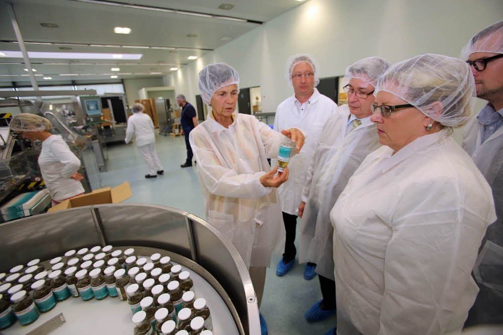Geschäftsführerin Dr. Sybille Werner und Betriebsleiter Alv Brandenburger führen Oberbürgermeister Peter Kuras (v.l.n.r.) durch die Firma.