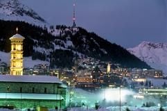 Das undatierte Archivbild zeigt den beleuchteten Wintersportort St. Moritz im Schweizer Kanton Graubünden. St. Moritz zeigt sich während der alpinen Weltmeisterschaft vom 1. bis 16. Februar wie immer von seiner mondänen Seite. Kaum ein Wintersportort ist bei der Prominenz so beliebt. Ob Playboy und Millionenerbe Gunter Sachs oder Spaniens Thronfolger Felipe: Wer etwas auf sich hält, kommt immer noch gerne ins Engadin (Foto: dpa).