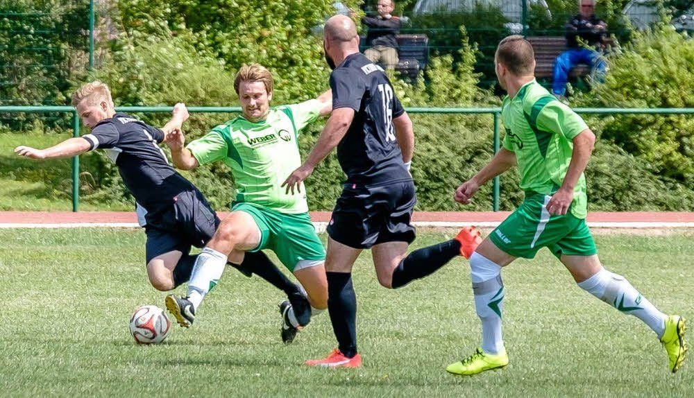 Im Sommer 2015 setzten sich die Piesteritzer Verbandsliga-Kicker, hier Patrick Pfeifer (2. v. l.) im Zweikampf, gegen Victoria 3:0 durch.