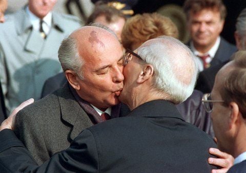 Der sowjetische Staats- und Parteichef Michail Gorbatschow (li.) wird in Ost-Berlin von dem Staatsratsvorsitzenden Erich Honecker mit dem traditionellen Bruderkuss willkommen geheißen. (FOTO: ARCHIV/DPA)