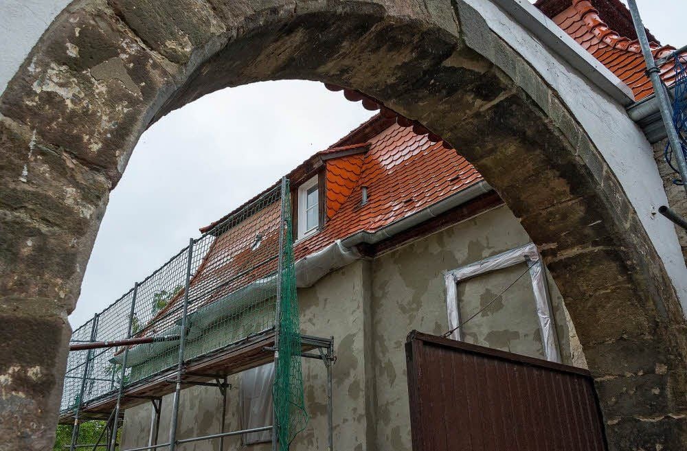 Im Braunsbedraer Pfarrhaus wird der neue Pfarrer künftig wohnen. Doch die Sanierungsarbeiten laufen noch.