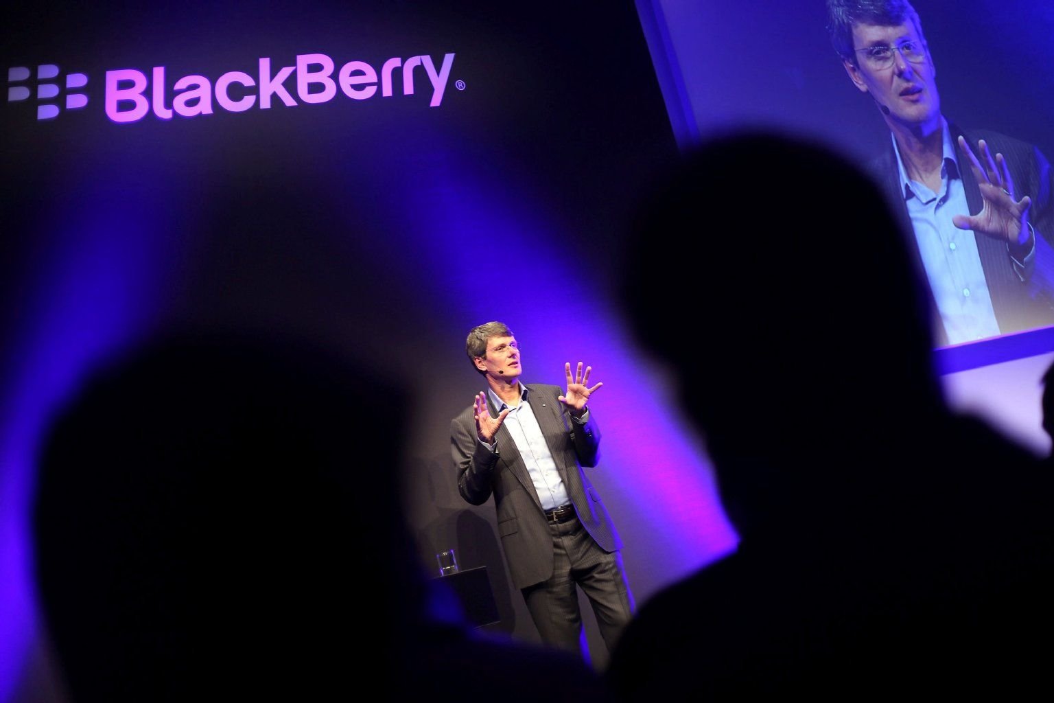 Der Vorstandsvorsitzende des Smartphone-Herstellers Blackberry, Thorsten Heins stellt am 21.02.2013 in Köln (Nordrhein-Westfalen) den neuen Blackberry Z 10 vor.