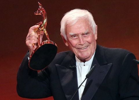 Joachim Fuchsberger bekam den Bambi für sein Lebenswerk. In seiner launigen Dankesrede bewarb sich Fuchsberger um ein „Bambi-Abo“. (FOTO: DPA)