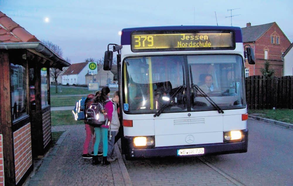 Der Mond scheint noch, wenn die Schützberger Kinder im Morgengrauen starten.