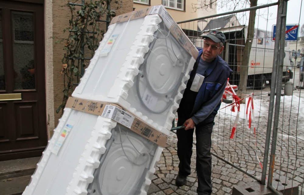 Gerhard Schlüter muss seit der Straßensperrung Waschmaschinen etwa 100 Meter weit mit der Sackkarre fahren. In der Ulrichstraße gibt es in Höhe der Trillerei nur noch einen knappen Durchgang für Fußgänger.