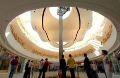 Besucher stehen am Mittwoch (29.09.2004), einen Tag vor der offiziellen Eröffnung, in einer Rotunde im Einkaufs- und Erlebnispark «nova eventis» in Günthersdorf zwischen Leipzig und Halle. Nach zehnmonatiger Bauzeit ist der erste Abschnitt des umgestalteten und erweiterten Einkaufsparks fertig. Bis Herbst 2006 entsteht eine nach Angaben der Investoren in Deutschland bisher einzigartige Kombination aus Einkauf, Service und Freizeit. In das Projekt mit insgesamt 76.000 Quadratmetern Verkaufsfläche werden 170 Millionen Euro investiert. Es entstehen rund 1.500 Arbeitsplätze. (Foto: dpa)