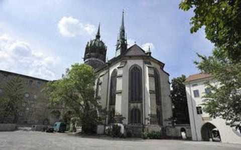 An die Tür der Wittenberger Schlosskirche soll Martin Luther 1517 seine 95 Thesen geschlagen haben. Die Luthergedenkstätten in Wittenberg und Eisleben gehören zum Unesco-Weltkulturerbe.