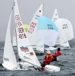 Segelboote der Klasse 470er während einer Regatta auf der Ostsee vor Kiel. Die Bootsklasse leitet sich von der Länge der Boote, 4,70 Meter, ab. (Archivoto: dpa)