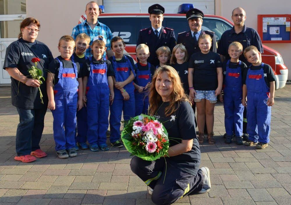 Monika Reichert mit dem Blumenstrauß, den die Blumenboutique Meinhardt gesponsert hat.