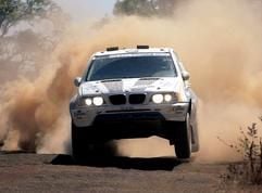 Erfolgreicher Probeeinsatz - BMW testete die Twinturbo-Technik für Dieselmotoren in zwei X5-Geländewagen bei der Dakar Rallye 2004 (Foto: dpa)