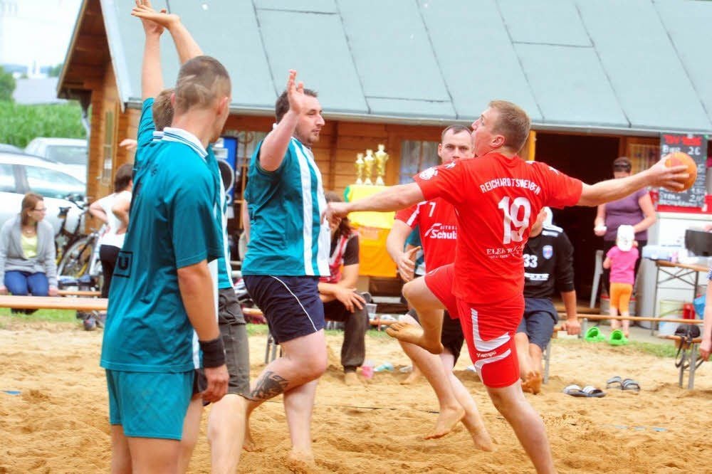 Nicht weniger hart, aber nach Meinung Vieler wesentlich fairer, geht es beim Handball auf Sand zu.