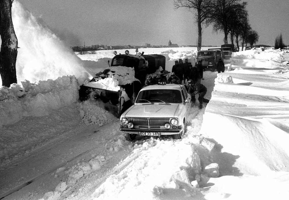 Meterhoch türmt sich der Schnee auf der Fernstraße 96 bei Neubrandenburg. Mit einer Fräse wird zum Jahreswechsel 1978/79 geräumt. Fahren dürfen hier in diesen Tagen nur Fahrzeuge mit einer Sondererlaubnis.