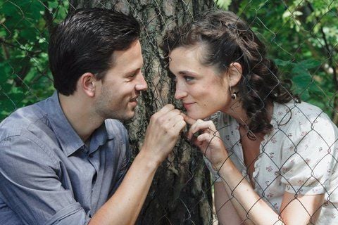 Franz Dinda als Arne und Friederike Becht als Doreen in einer Szene des Films «Westwind». Anrührend und direkt erzählt er von zwei Zwillingsschwestern 1988 im Sommerurlaub am ungarischen Balaton-See. (FOTO: STEFFEN JUNGHANS/ZORRO FILM)