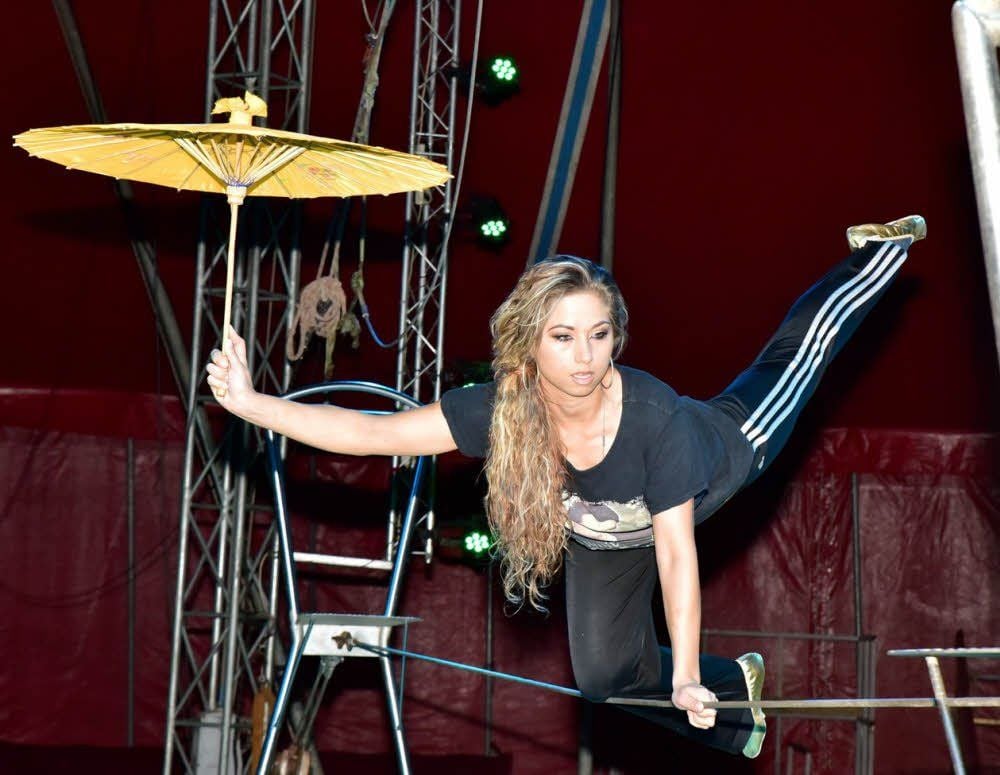 Konzentriert probt Ginea Schmidt auf dem Drahtseil ihre Choreographie.