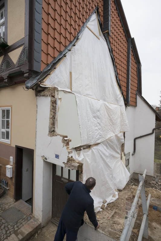 Thomas Beneke blickt auf die Reste des Nachbarhauses in der Quedlinburger Wassertorstraße.